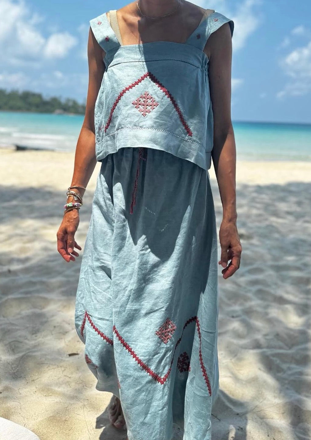 SANAHIN SET IN DUSTY BLUE